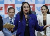 Gabriela Rivadeneira, presidenta de Revolución Ciudadana, durante una rueda de prensa en Quito tras la suspensión del movimiento por parte del Tribunal Contencioso Electoral.