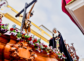 Imagen referencial de una procesión de Semana Santa, tradición que acompaña el feriado de 2026 en Ecuador.