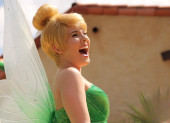 Staff de Disney en cosplay del personaje Tinkerbell.