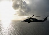Un HH-60W Jolly Green II de la Fuerza Aérea de EE. UU. vuela sobre el Mar Caribe cerca de Puerto Rico.