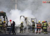 Integrantes del Cuerpo de Bomberos de Guadalajara intentan apagar un vehículo incendiado este domingo 22 de febrero, tras el accionar de grupos narcodelictivos.