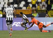 El defensor de Barcelona Gustavo Vallecilla (d) intenta retener a Vitinho, jugador de Botafogo en la Copa Libertadores.