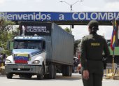 Un camión cruza el puente Simón Bolívar desde Colombia hacia Venezuela.