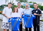 Con camisa azul y sonrisa lista para la foto, el cónsul uruguayo vivió una mañana futbolera en Los Samanes