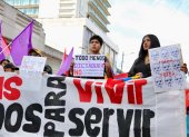 Ciudadanos participan en una marcha que avanza por la avenida 10 de Agosto, en el centro-norte de Quito, durante una jornada de movilizaciones convocadas por organizaciones sociales este 13 de marzo.