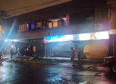 El impacto destruyó paredes, ventanas y expulsó hacia la calle las puertas metálicas del establecimiento.