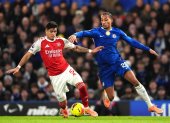 Piero Hincapié (i) en el duelo de Arsenal ante Chelsea en la Premier League.