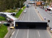 Un conteiner cierrra el acceso del Puente de Rumichaca en el lado colombiano