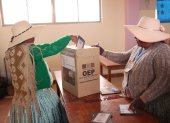 Fotografía de archivo que muestra a mujeres votando en la comunidad de Laja (Bolivia).