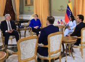 Fotografía cedida por el Palacio de Miraflores de la presidenta encargada de Venezuela, Delcy Rodríguez (2-d), este jueves en Caracas (Venezuela).