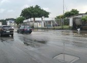 En la avenida Benjamín Rosales, junto a la terminal terrestre de Guayaquil, se acumuló el agua debido a las lluvias de este 21 de marzo de 2026.