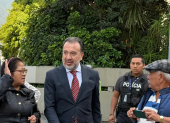 El alcalde de Pabel Muñoz sale de la Fiscalía General del Estado tras rendir su versión por la investigación de los trolebuses eléctricos.