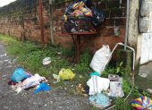 Fundas con desechos siguen amontonadas en un barrio de Quevedo.