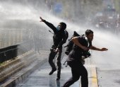 Manifestantes e integrantes de la Policía de antidisturbios de Carabineros de Chile se enfrentan durante una manifestación el 26 de marzo de 2026, en Santiago (Chile).
