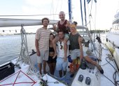 Fotografía del 20 de marzo de 2026, de activistas a punto de zarpar con ayuda humanitaria rumbo a Cuba desde Isla Mujeres, en Quintana Roo (México).