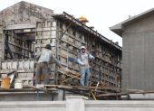 Albañiles trabajan en la construcción de una casa.