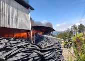 Incendio en recicladora de neumáticos movilizó a más de 25 bomberos en el oriente de Quito.