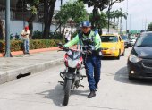 Un agente de tránsito traslada un motocicleta retenida en la avenida Pedro Menéndez Gilbert, este martes 3 de marzo.