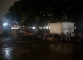 Hay tramos oscuros en los exteriores del parque Centenario, en el centro de Guayaquil.