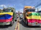 Decenas de transportistas pesados recorrieron 60 kilómetros, como medida de protesta.