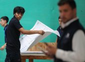Un trabajador sostiene una prueba de la papeleta de votación este 10 de marzo de 2026, en la Oficina Nacional de Procesos Electorales (ONPE) en Lima (Perú).