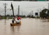 En la vía Babahoyo-San Juan, los vecinos se movilizaron en canoas, la mañana de este jueves 12 de marzo.