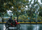 Referencial.Un motociclista circula bajo la lluvia, mientras el Inamhi advierte sobre precipitaciones dispersas y alta radiación este 13 de marzo.