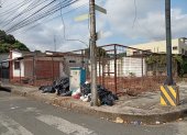En las calles Acacias y Bálsamos, en Urdesa, hay basura acumulada que emana malos olores.