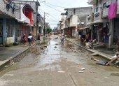 Calles de Babahoyo quedaron cubiertas de agua y lodo tras la inundación que afectó al 90 % del casco urbano.