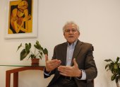 A Germán Rodas, coordinador de la Comisión Nacional Anticorrupción (CAN), no le parece bien que la vicepresidenta María José Pinto siga demorando en reaccionar ante los presuntos casos de corrupción denunciados.