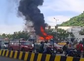 Un articulado del sistema Metrovía se incendió al final de la avenida Quito, junto al cementerio patrimonial de Guayaquil.