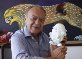 Édgar Cevallos, de 77 años, junto a don Evaristo, la figura de Ernesto Albán, que recreó en la alcaldía de Rodrigo Paz.