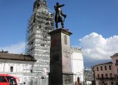 Daños. El monumento de Antonio José de Sucre fue vandalizado en el cierre de las movilizaciones del pasado 8 de marzo en el centro quiteño.