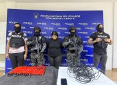 Una mujer fue aprehendida en flagrancia por la Policía Nacional en el norte de Guayaquil mientras transportaba material explosivo en un bolso.