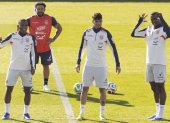 Los jugadores de la selección de Ecuador Pervis Estupiñan (i), Piero Hincapié (c), y William Pacho, durante el entrenamiento en el Estadio Municipal de Butarque en Leganés (Madrid).