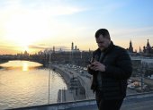 Moscú. Un hombre usa su teléfono inteligente en el puente flotante (Puente Paryashiy) en el parque Zaryadye, en el centro de Moscú.