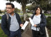 Con planillas en manos, los usarios reclaman por el alto costo de la tasa de recolección de basura.