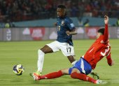 Darwin Guagua (i) de Ecuador en el dominio de la pelota ante la marca de un jugador de Chile, en el partido por la fecha 14 de las eliminatorias sudamericanas