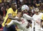 El delantero de la selección de fútbol de Marruecos Brahim Díaz (d) lucha con Moisés Caicedo, de Ecuador,.