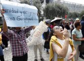 Seguidores del alcalde de Guayaquil, Aquiles Álvarez, protestaron en los exteriores de la Corte Provincial de Pichincha, este lunes 2 de marzo.
