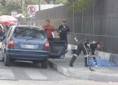 El cuerpo de la víctima quedó tendido sobre la acera, junto al hospital Teodoro Maldonado Carbo, en el sur de Guayaquil, este lunes 5 de enero.