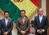 El canciller de Bolivia, Fernando Aramayo (i), el presidente de Bolivia, Rodrigo Paz (c), y el embajador de Perú, Carlos Daniel Chávez-Taffur Schmidt, en La Paz (Bolivia).