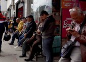 Cambistas esperan clientes en una calle comercial de Ipiales, en la frontera con Ecuador.