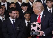 Donald Trump conversa con Lionel Messi mientras sostiene el balón conmemorativo del Inter Miami en la Casa Blanca.