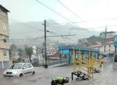 La acumulación de agua en varias vías de Quito complicó la movilidad durante las fuertes lluvias registradas la tarde del 6 de marzo.