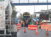 La suspensión del despacho de asfalto por problemas en la Refinería de Esmeraldas paraliza 13 frentes de obras viales en Quito.