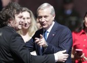El presidente de Argentina, Javier Milei (i), saluda al nuevo mandatario chileno, el ultraderechista José Antonio Kast (d) este miércoles, en Valparaíso (Chile)