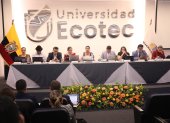 La asambleísta Cecilia Baltazar Yucilla lidera la sesión de la Comisión de Educación en el aula Harvard de la Universidad Ecotec.