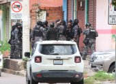 Integrantes de la Policía de Bolivia realizan un operativo este viernes, en Santa Cruz (Bolivia).