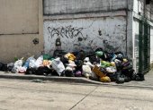 En varios sectores de Guayaquil, como en Mapasingue este, la basura está acumulada durante todo el día debido a la falta de recolección, afectada por el toque de queda.